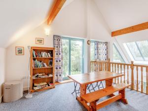 una sala da pranzo con un tavolo e una libreria di Ptarmigan Cottage-Ukc5518 a Boat of Garten Altre 31 foto