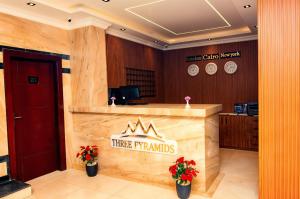 un ufficio con un cartello con tre piramidi in una hall di THree PYramiDs & SPhinX HoTeL a Il Cairo