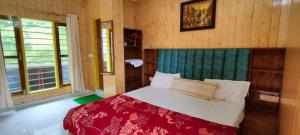 ein Schlafzimmer mit einem großen Bett mit einer roten Decke in der Unterkunft The Kempty Pool Retreat in Masuri + 5 Fotos