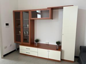 sala de estar con armario y sofá en HBS Rent Rooms Canonico, en Sestu
