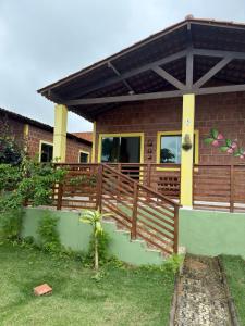 a house with a wooden fence in front of it at Aconchegante Casa em Gravatá - Casa 05 in Gravatá +14 photos