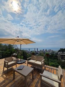 高尼奥Aleva的平台上设有带桌子和遮阳伞的天井。