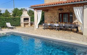 Bazén v ubytovaní Holiday Home Pamici V alebo v jeho blízkosti
