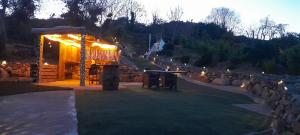 Κήπος έξω από το Fairy Cove at Rosemount Glamping