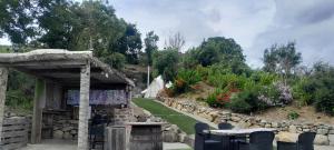 Κήπος έξω από το Fairy Cove at Rosemount Glamping