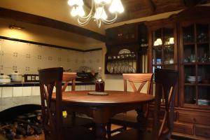 een keuken met een tafel en stoelen en een open haard bij Casa Rural el Riachuelo in Garafía