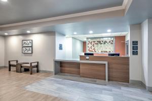 ザ・ウッドランズにあるCandlewood Suites Houston The Woodlands by IHGの待合室(カウンターとテーブル付) +34枚の写真