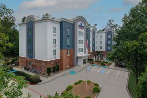 ザ・ウッドランズにあるCandlewood Suites Houston The Woodlands by IHGのバスケットボールコート付きの建物の空中ビュー