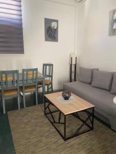 ein Wohnzimmer mit Sofa und Tisch in der Unterkunft Apartments LiteMo in Mostar