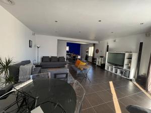 TV a/nebo společenská místnost v ubytování Cornich' Kennedy