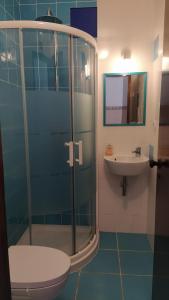 ein Badezimmer mit Dusche, Toilette und Waschbecken in der Unterkunft big apartment in the beach in Zambujeira do Mar