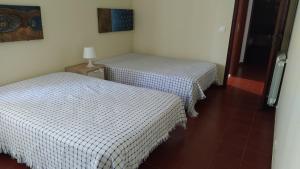 Zimmer mit 2 Betten in einem Zimmer in der Unterkunft big apartment in the beach in Zambujeira do Mar