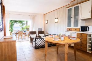 a kitchen and living room with a table and a dining room at AIGUAMARINA - Amor al mar y la vida in L'Ampolla
