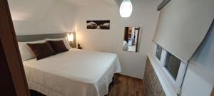 a small bedroom with a white bed in a room at CASA ELEO in Arrecife