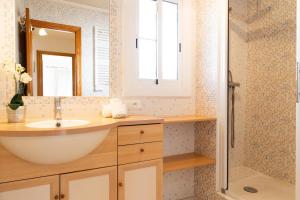 a bathroom with a sink and a shower at AIGUAMARINA - Amor al mar y la vida in L'Ampolla +25 photos