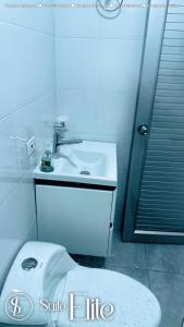 Ένα μπάνιο στο Suite Rooftop Valledupar +5 φωτογραφίες