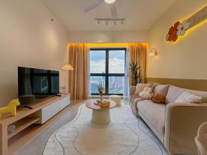 クアラルンプールにあるAgile KLCC Suites by TRXのソファとテレビのあるリビングルーム