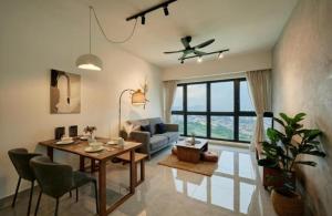 クアラルンプールにあるAgile KLCC Suites by TRXのテーブルとソファのあるリビングルーム
