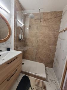 Et badeværelse på Appart avec jardin proche mer