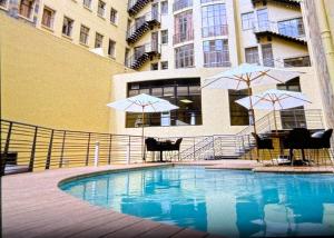 Bazén v ubytování Mapungubwe city stay nebo v jeho okolí