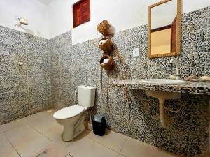 サン・ミゲル・ド・ゴストーゾにあるTropicana Villageのトイレと洗面台のあるバスルーム +43枚の写真