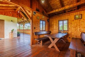 a wooden room with a wooden table and a bench at Wellness chalupa Šindelka in Králíky