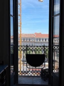 セットにあるLe Central - Climatisationの窓から建物の景色を望めます。