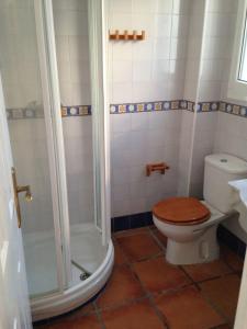 a bathroom with a toilet and a shower at Adosado tres habitaciones, en Bahía de la Plata, Zahara de los atunes in Zahara de los Atunes