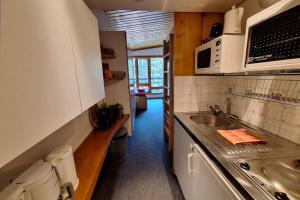 Η κουζίνα ή μικρή κουζίνα στο Studio in Front De Neige Charvet Arc 1800