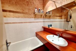 Ένα μπάνιο στο Studio in Front De Neige Charvet Arc 1800