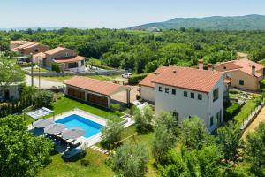 Bazén v ubytování Holiday House OLIVE GROVE with pool and garden nebo v jeho okolí