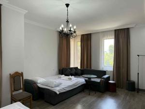 un soggiorno con un divano e un tavolo di Lia Guest House a Kobuleti