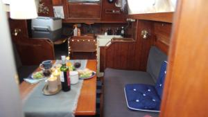 Η κουζίνα ή μικρή κουζίνα στο Accommodation on a sailboat in Sysmä harbour +8 φωτογραφίες