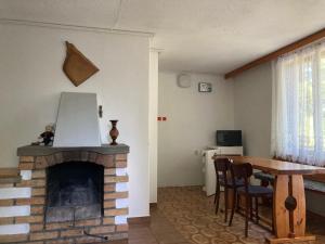 TV a/nebo společenská místnost v ubytování Chata Chorche