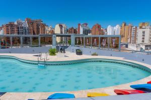 a large swimming pool on the roof of a building at Departamento 5 Londres - Edificio VILAUT by INMOVE Temporarios in Córdoba