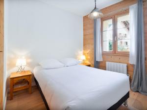 Un dormitorio con una cama blanca y una ventana. en Appartement rénové au coeur de Mônetier-les-Bains avec services inclus - FR-1-808-14, en Le Monêtier-les-Bains