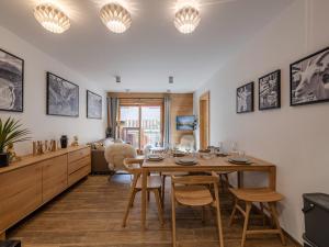 a dining room with a table and chairs at Bel appartement moderne, 2 chambres, au centre de Morzine, proche des pistes, parking et wifi - FR-1-754-87 in Morzine