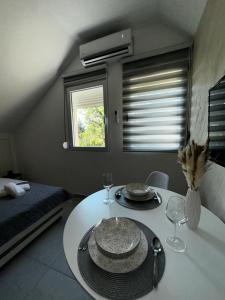 コトルにあるApartments MLのテーブル(皿付)、ワイングラス付