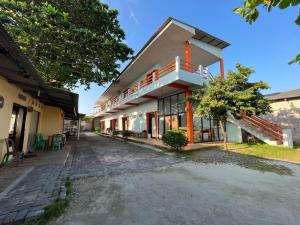 a building with a pathway in front of it at HOMESTAY RJS Pulau Tidung NWR in Pulau Tidung-besar