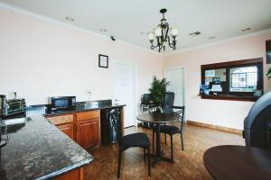 Kuchyň nebo kuchyňský kout v ubytování Palace Inn - Baytown I-10