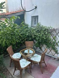 un gruppo di sedie e un tavolo di fronte a un edificio di Nikoletas Apartment Pefkochori a Pefkohori