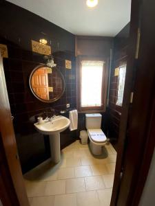 Ένα μπάνιο στο Villa Allyson B&B