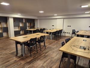 an empty room with wooden tables and chairs at Departamento 610 - Edificio VILAUT by INMOVE Temporarios in Córdoba