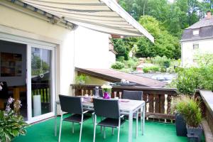 eine Terrasse mit einem Tisch und Stühlen auf dem Balkon in der Unterkunft Ferienhaus Marina in Baden-Baden