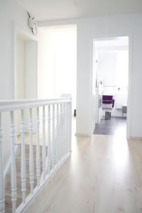 escalera blanca en una habitación blanca con paredes blancas en Ferienhaus Marina en Baden-Baden
