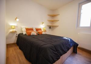 Ένα ή περισσότερα κρεβάτια σε δωμάτιο στο Plein Centre- T2 Premium- 6 couchages-Parking couvert- Netflix-5 mn Télécabine