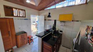 a kitchen with a sink and a refrigerator at Apartamento funcional próximo ao Shopping Paraíso e comércios in Santarém