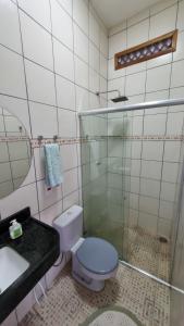 a bathroom with a shower and a toilet and a sink at Apartamento funcional próximo ao Shopping Paraíso e comércios in Santarém