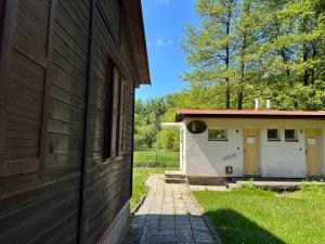 a side view of a barn and a building at Kemp Chatky Nové Město in Náchod