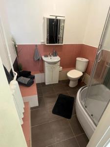 Bilik mandi di Riga, City center apartment